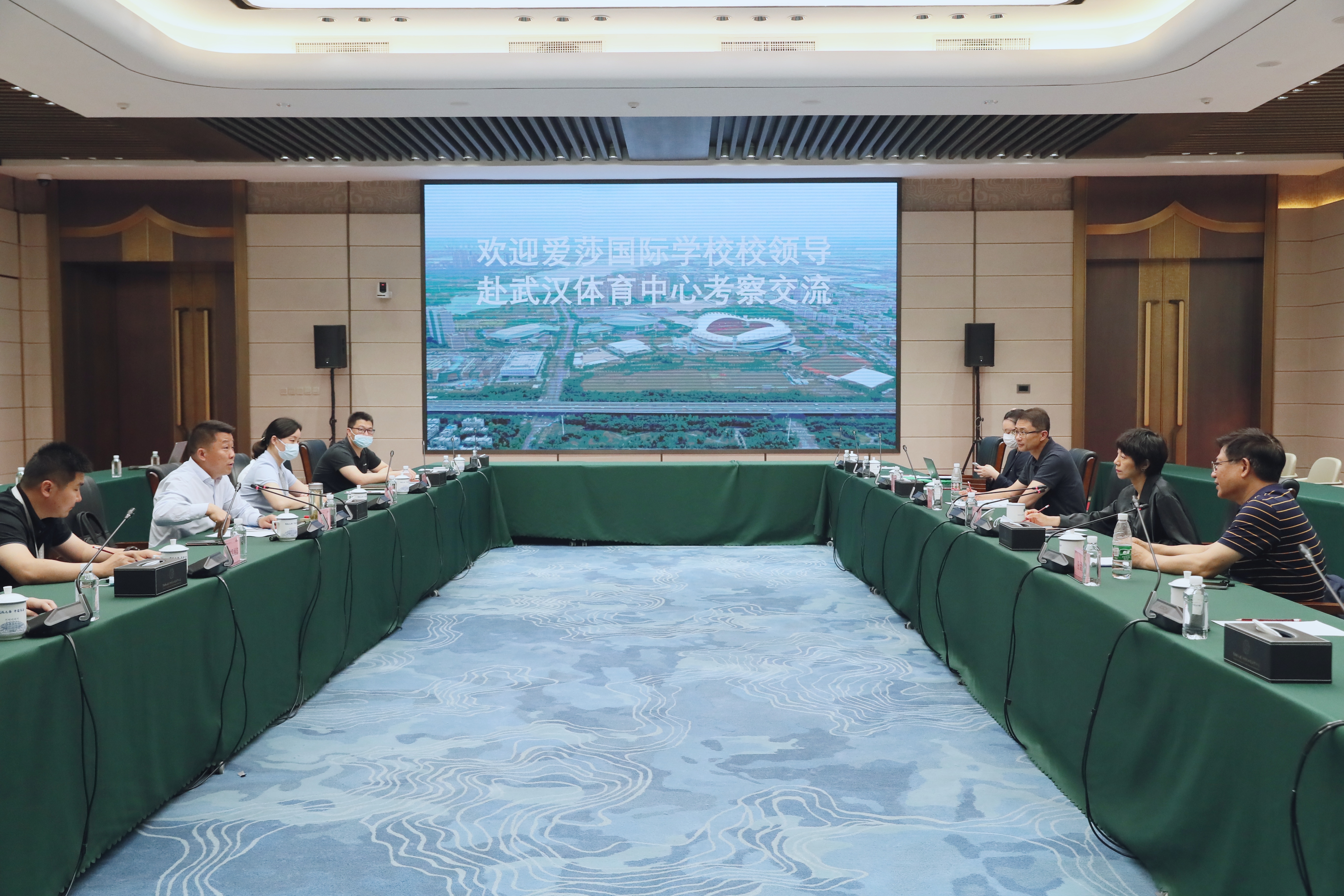 武漢愛莎教育公司董事長(zhǎng)來武體交流考察