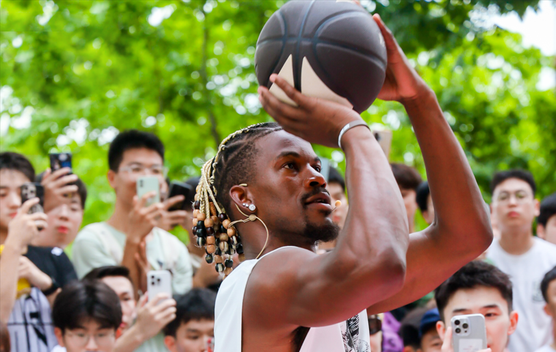 現場沸騰！NBA球星巴特勒空降中國車谷·武漢體育中心