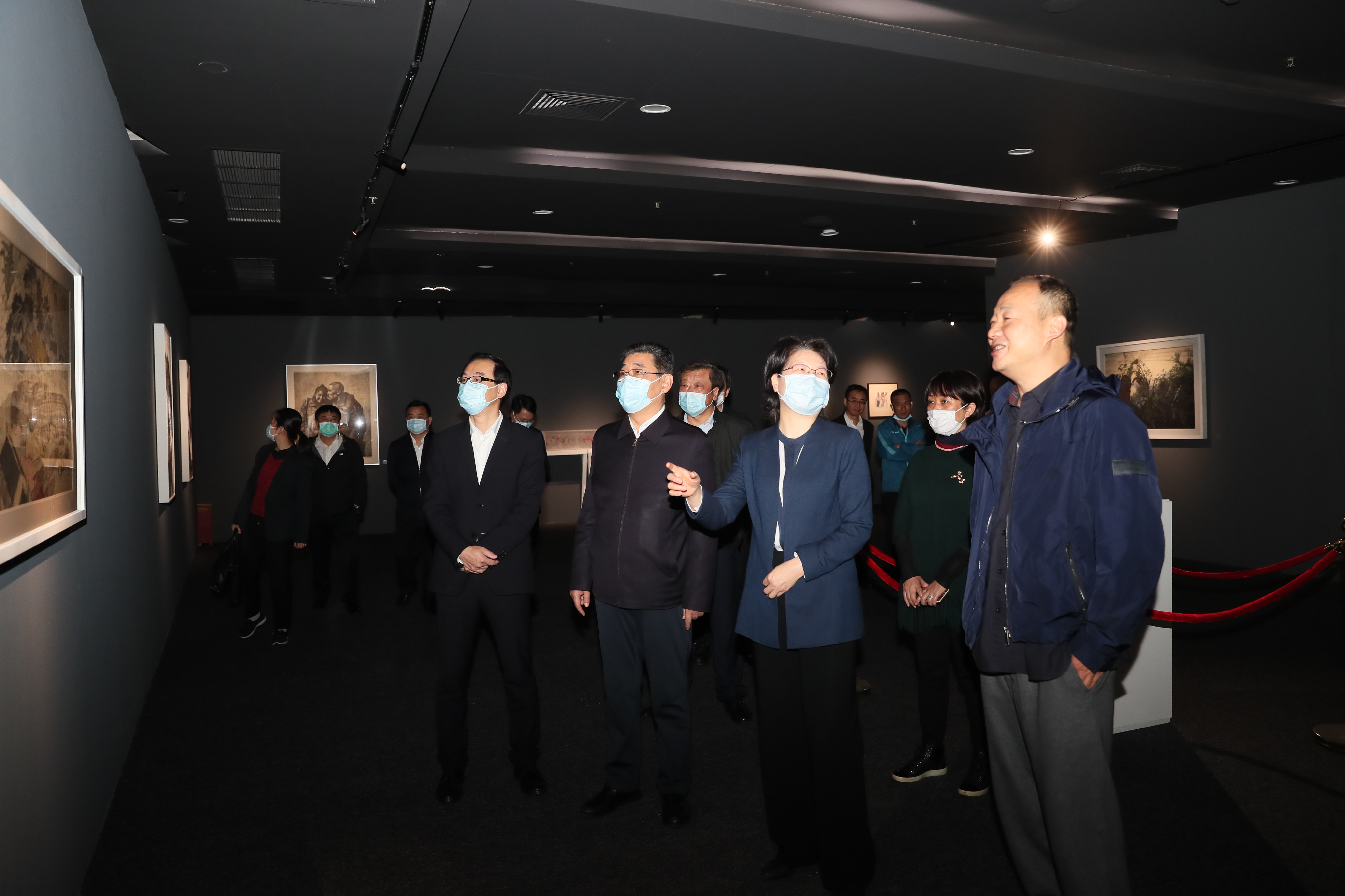 副省長肖菊華來公司調(diào)研(圖5) 副省長肖菊華來公司調(diào)研(圖5)
