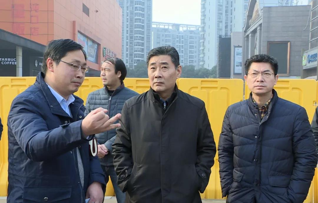 彭浩到武漢體育中心現場辦公 檢查推進軍運會場館建設和環境提升工作(圖2)