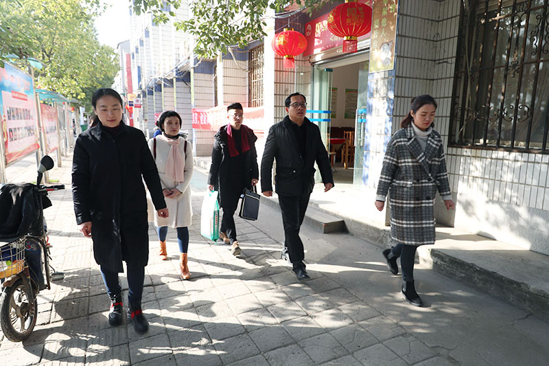 武漢體育中心春節前進社區慰問留守兒童