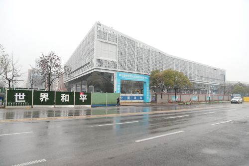 四百建設者奮戰軍運會主場館(圖4)