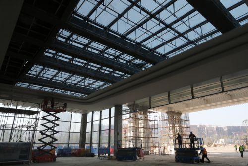 四百建設者奮戰軍運會主場館(圖1)