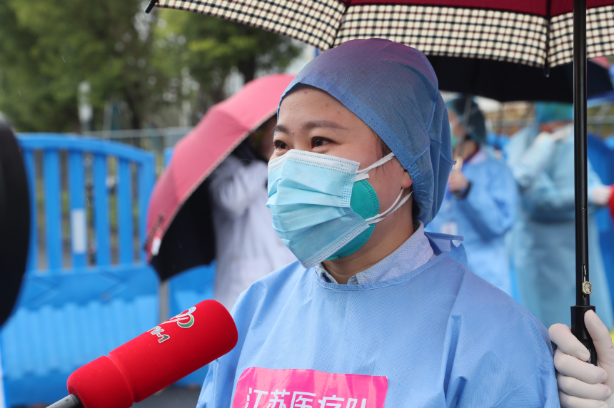 武漢體育中心方艙醫院迎來“出艙”高峰 164名患者康復出院 彭浩等領導慰問治愈患者(圖3)