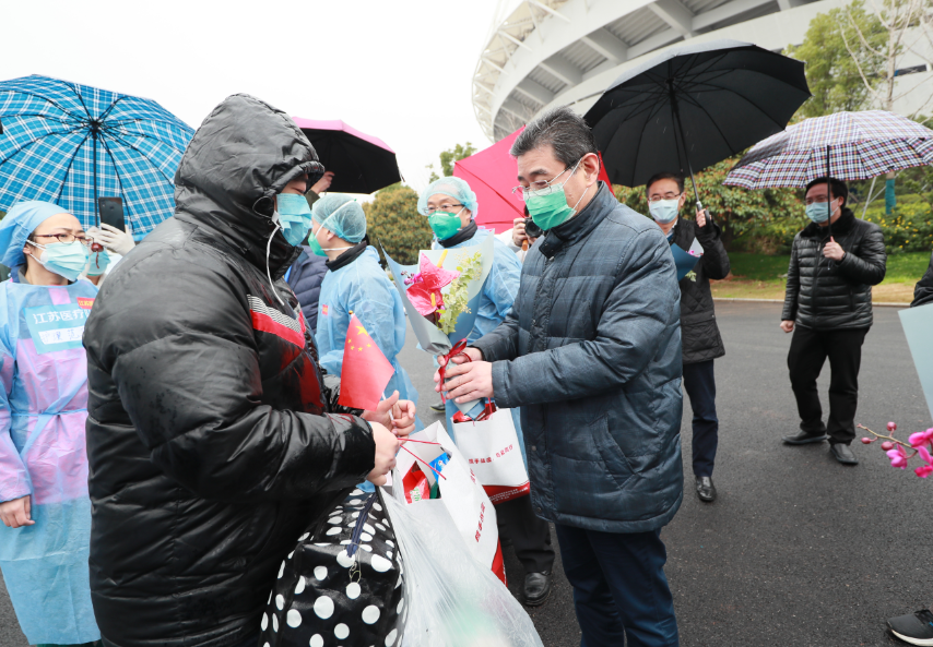 武漢體育中心方艙醫院迎來“出艙”高峰 164名患者康復出院 彭浩等領導慰問治愈患者(圖1)