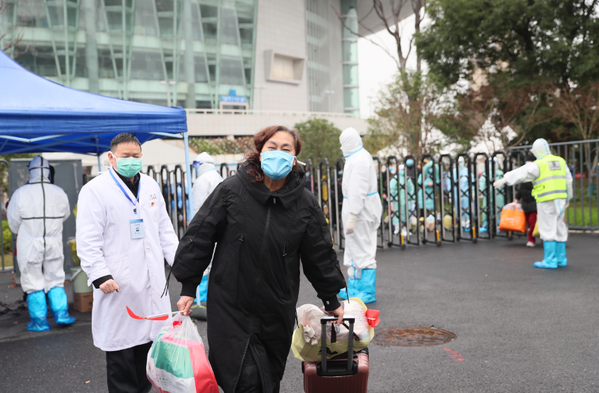 武漢體育中心方艙醫院迎來“出艙”高峰 164名患者康復出院 彭浩等領導慰問治愈患者(圖4)