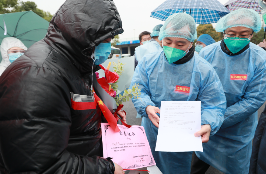 武漢體育中心方艙醫院迎來“出艙”高峰 164名患者康復出院 彭浩等領導慰問治愈患者(圖5)