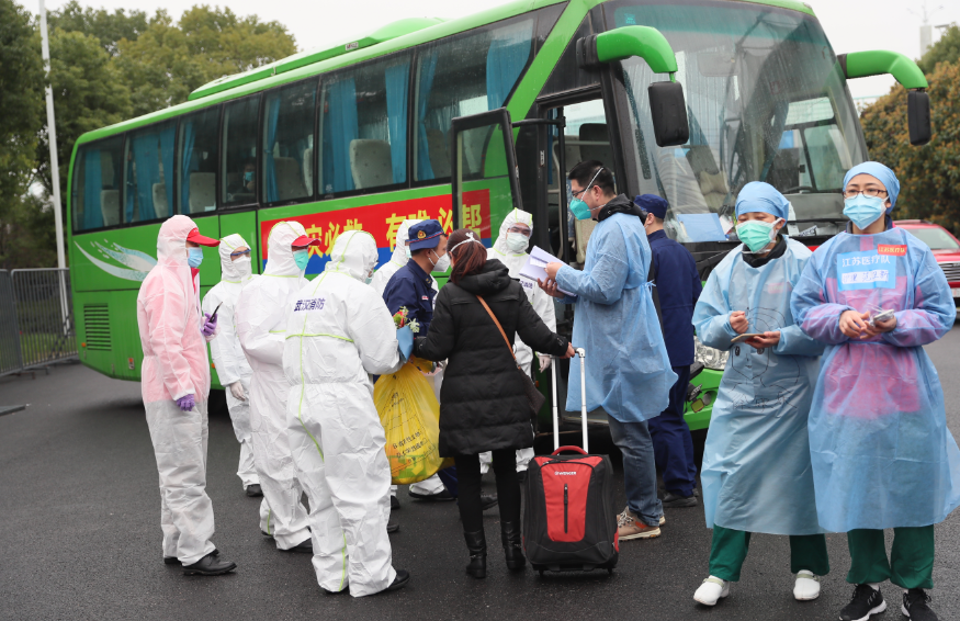 武漢體育中心方艙醫院迎來“出艙”高峰 164名患者康復出院 彭浩等領導慰問治愈患者(圖6)