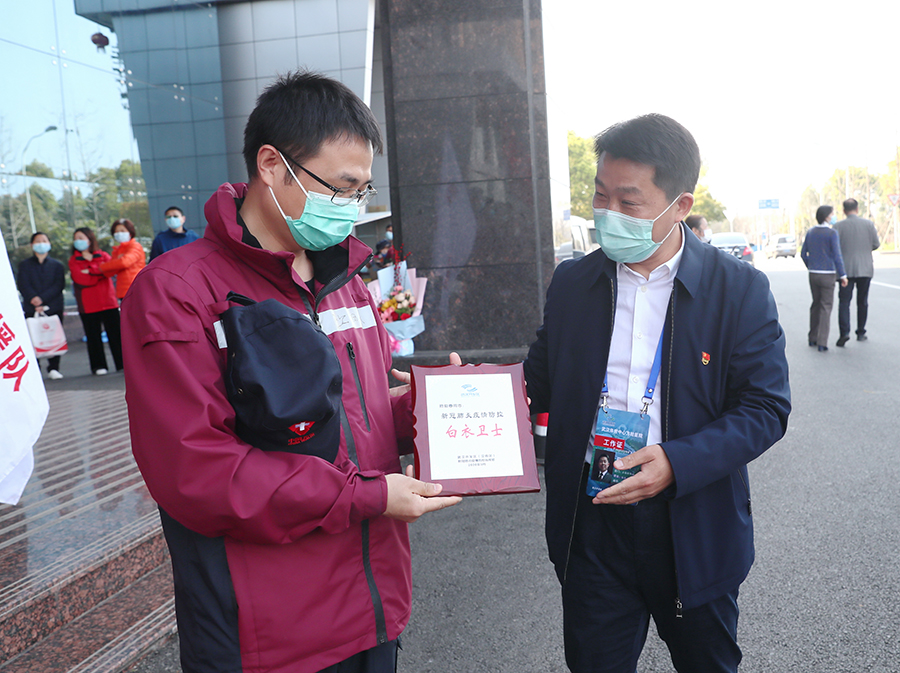體育中心方艙醫院管理小組慰問江蘇援鄂醫療隊(圖4)