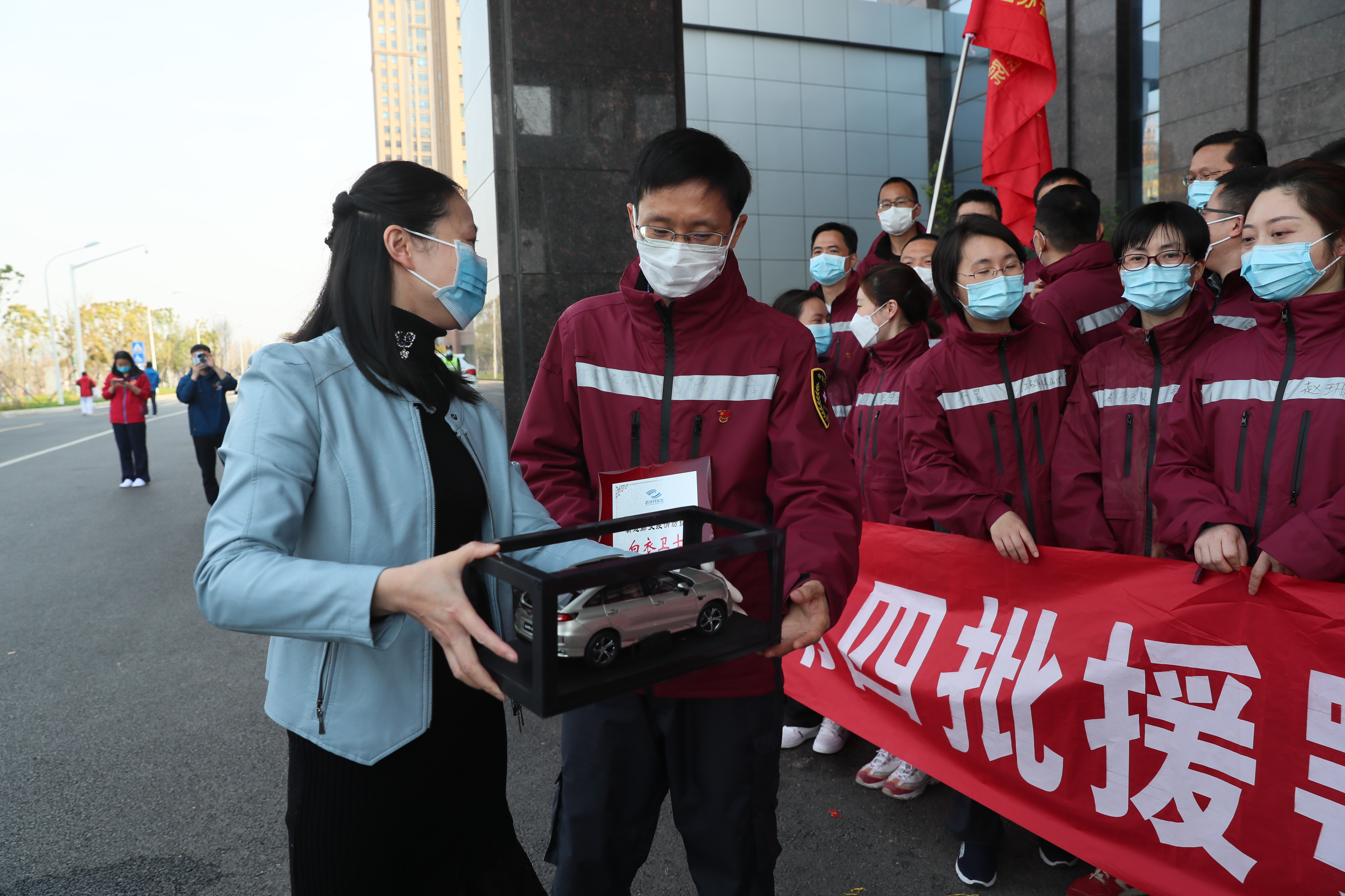 體育中心方艙醫院管理小組慰問江蘇援鄂醫療隊(圖5)