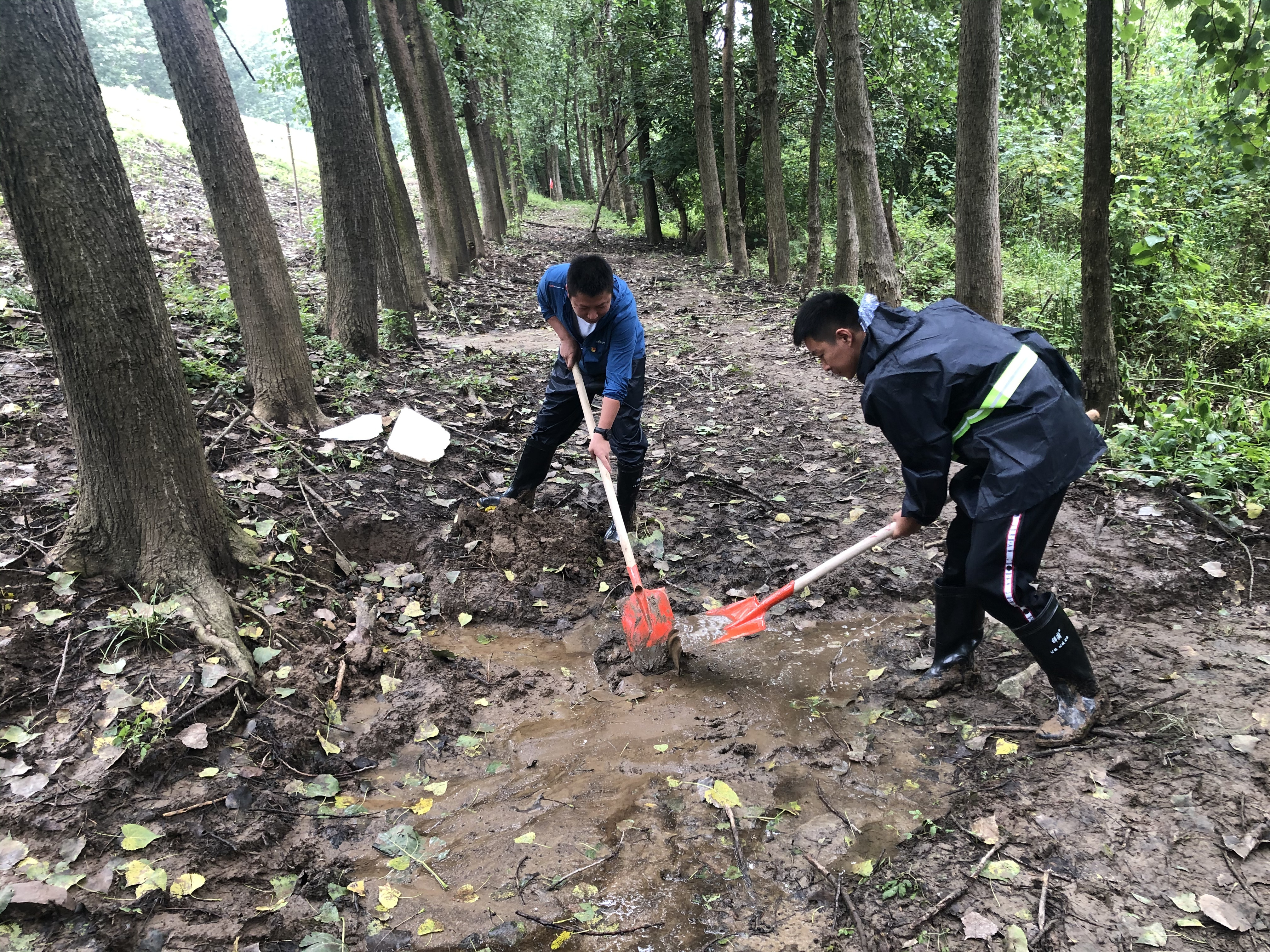 王旗華慰問防汛抗洪突擊隊(圖3)
