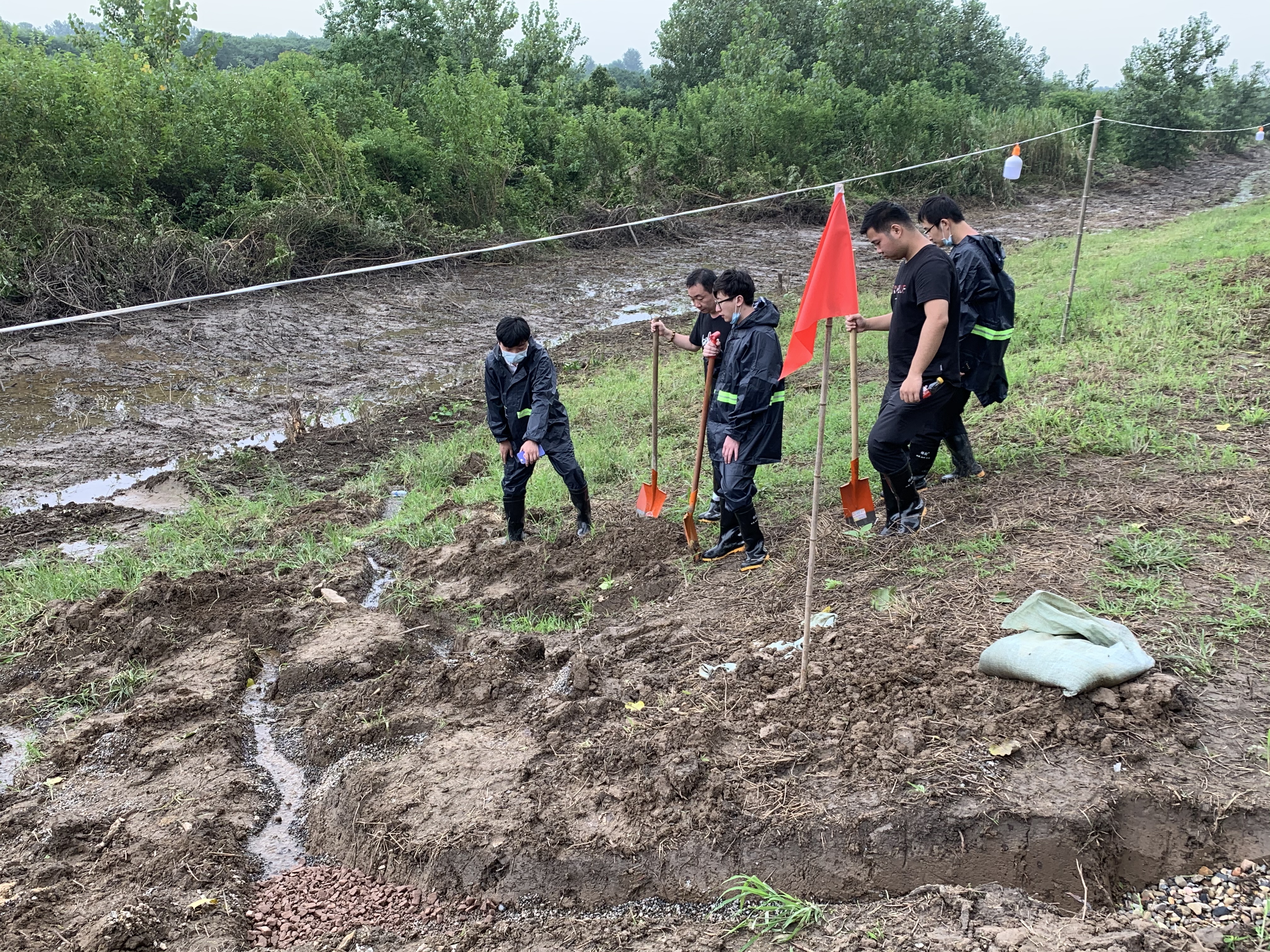 王旗華慰問防汛抗洪突擊隊(圖4)