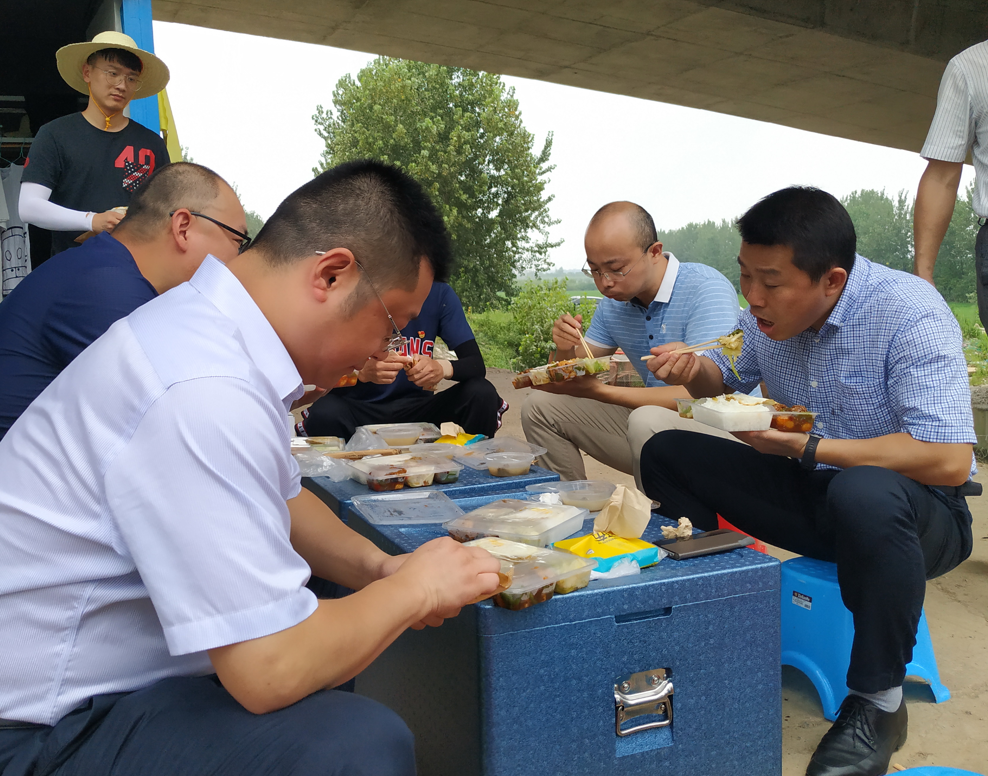公司領導上堤檢查防汛(圖2)